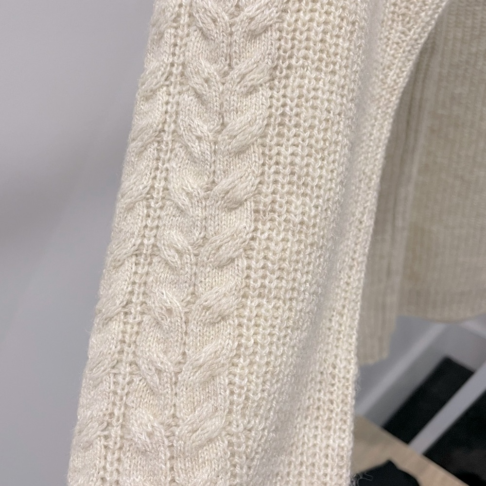 NWT! 🤍 Cable Knit Detail Sweater - Picture 4 of 10